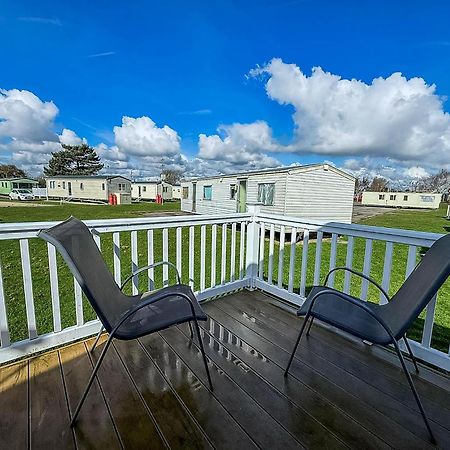 8 Berth Caravan With Decking To Hire At Naze Marine In Essex Ref 17045Nm ولتون - أون - ذى - ناز المظهر الخارجي الصورة