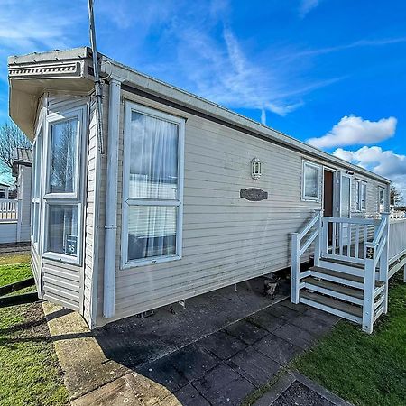 8 Berth Caravan With Decking To Hire At Naze Marine In Essex Ref 17045Nm ولتون - أون - ذى - ناز المظهر الخارجي الصورة
