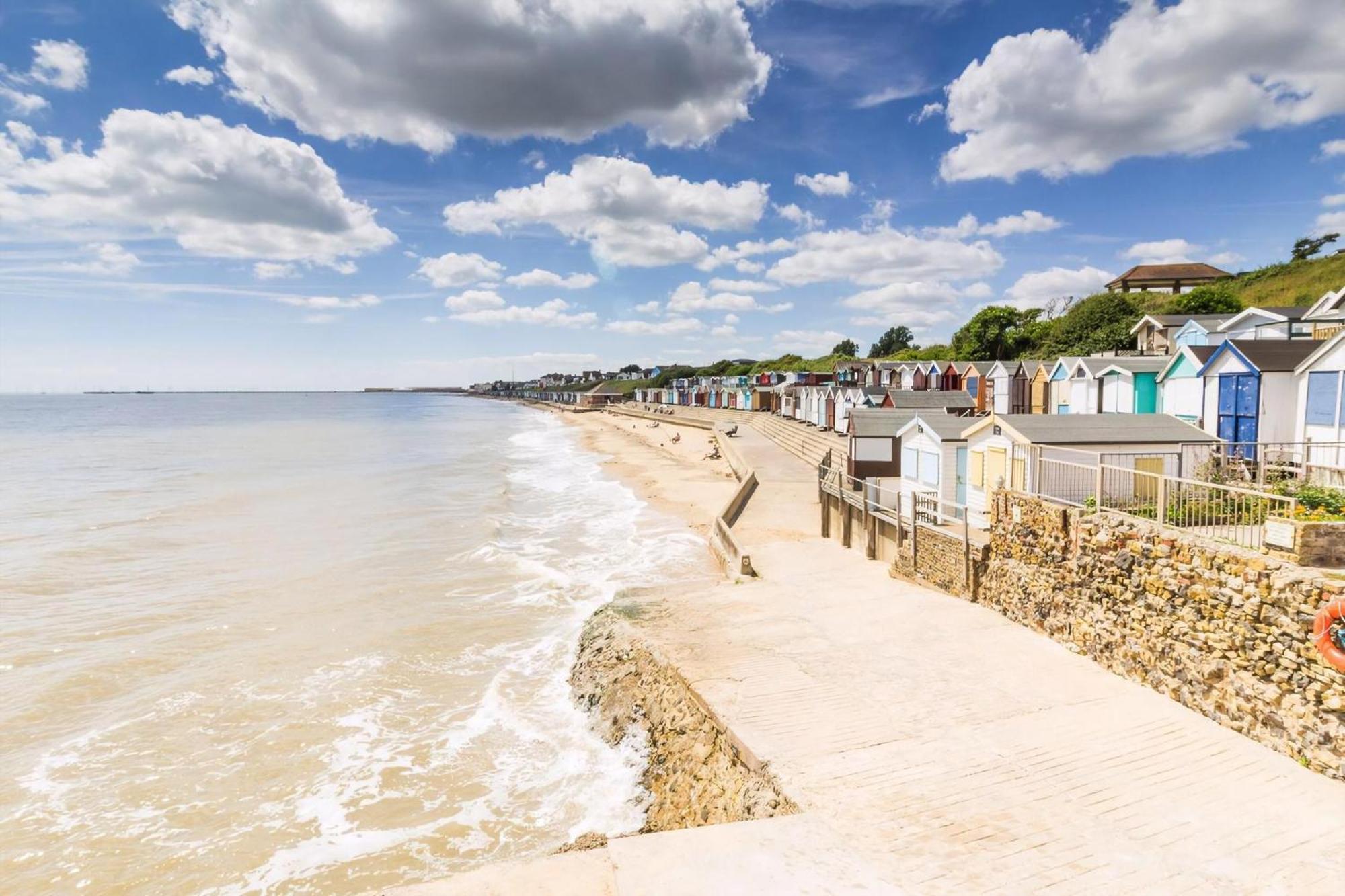 8 Berth Caravan With Decking To Hire At Naze Marine In Essex Ref 17045Nm ولتون - أون - ذى - ناز المظهر الخارجي الصورة