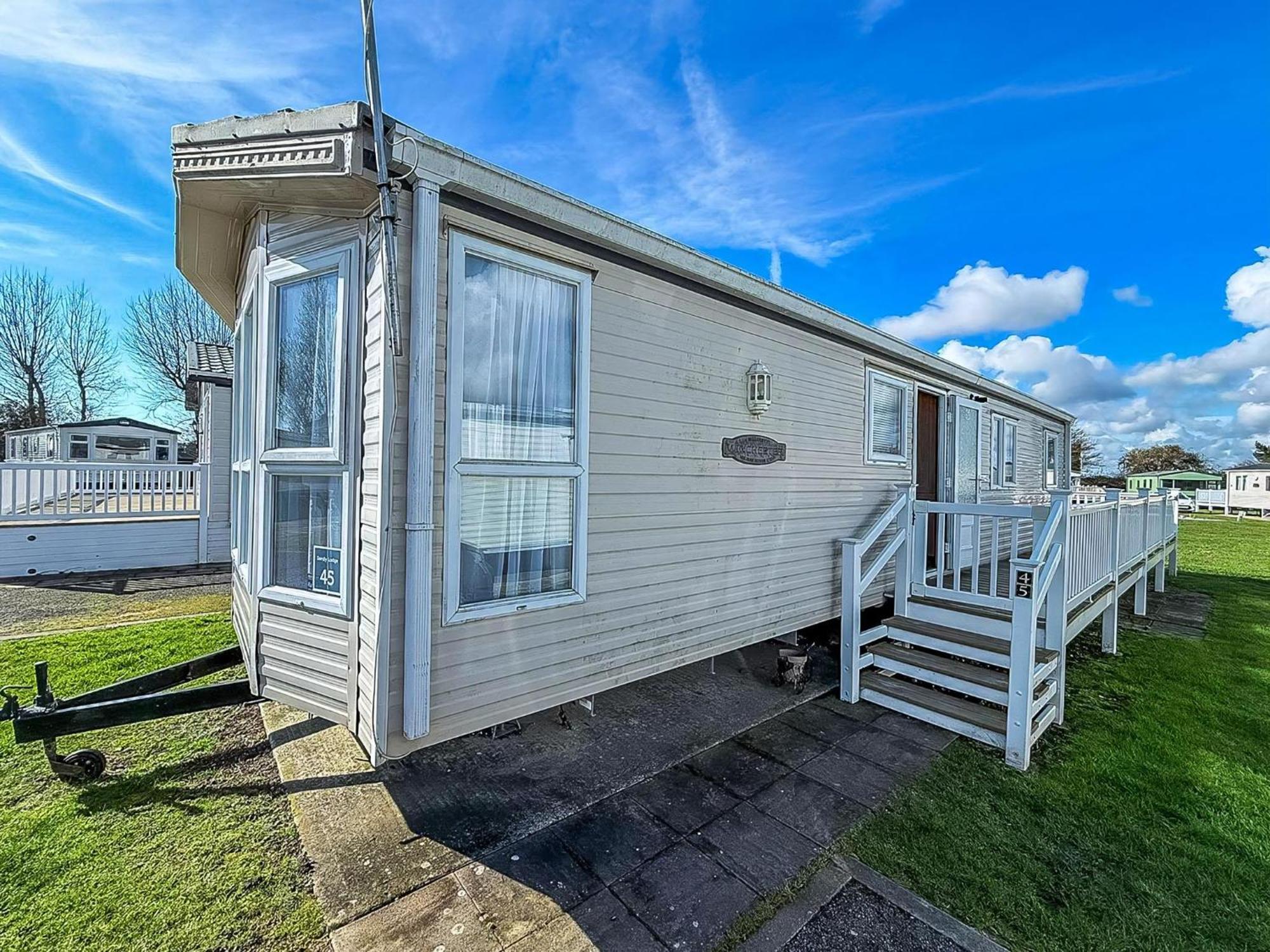 8 Berth Caravan With Decking To Hire At Naze Marine In Essex Ref 17045Nm ولتون - أون - ذى - ناز المظهر الخارجي الصورة