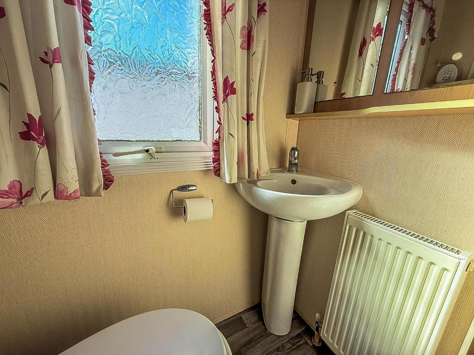 8 Berth Caravan With Decking To Hire At Naze Marine In Essex Ref 17045Nm ولتون - أون - ذى - ناز المظهر الخارجي الصورة