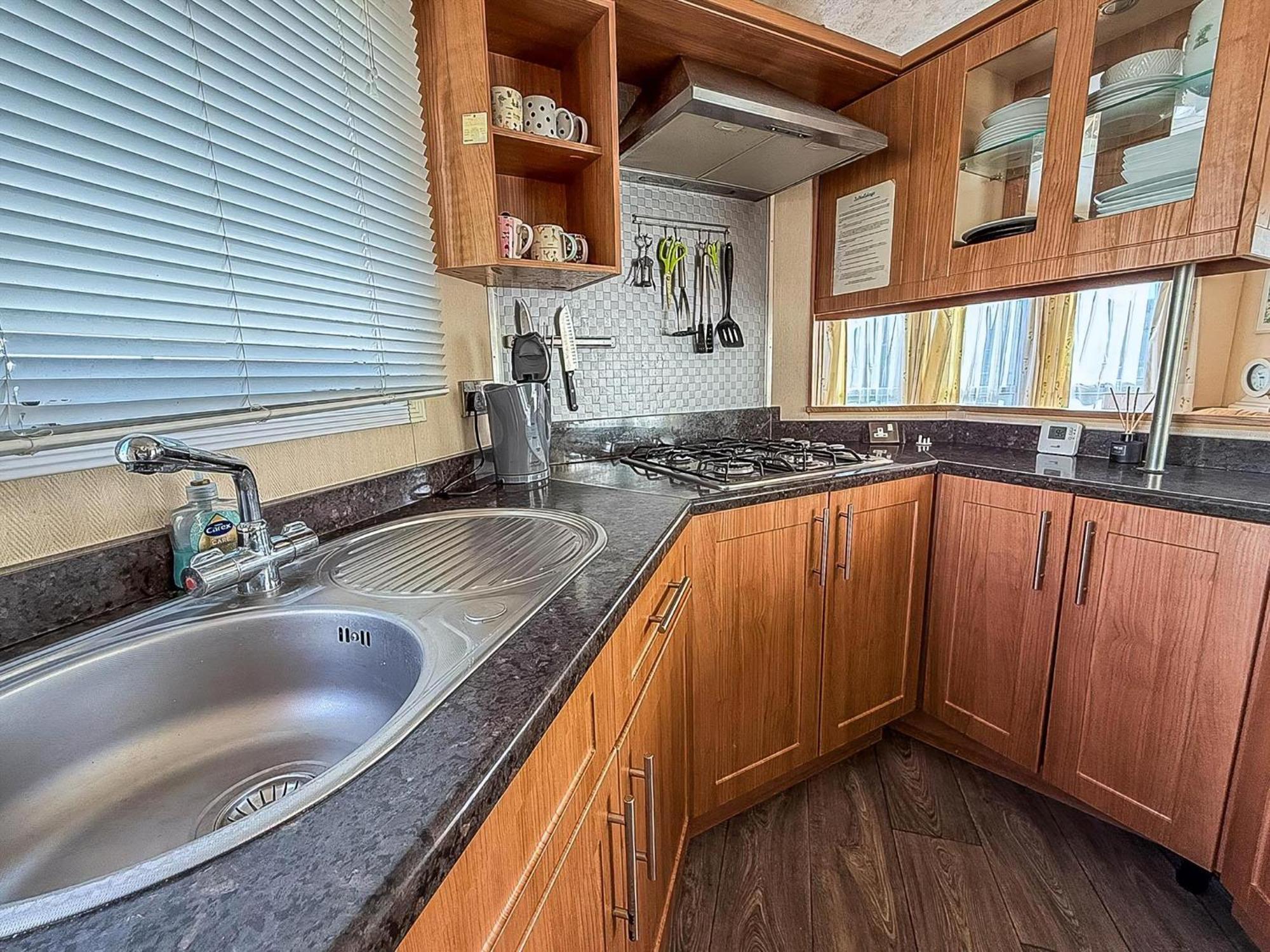 8 Berth Caravan With Decking To Hire At Naze Marine In Essex Ref 17045Nm ولتون - أون - ذى - ناز المظهر الخارجي الصورة