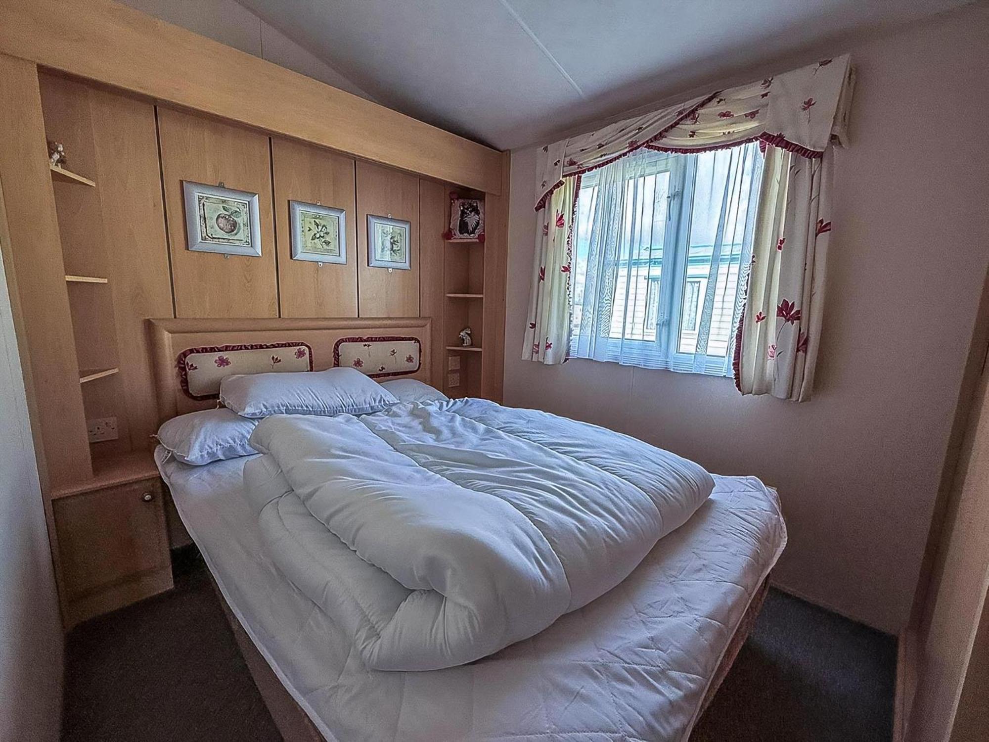 8 Berth Caravan With Decking To Hire At Naze Marine In Essex Ref 17045Nm ولتون - أون - ذى - ناز المظهر الخارجي الصورة