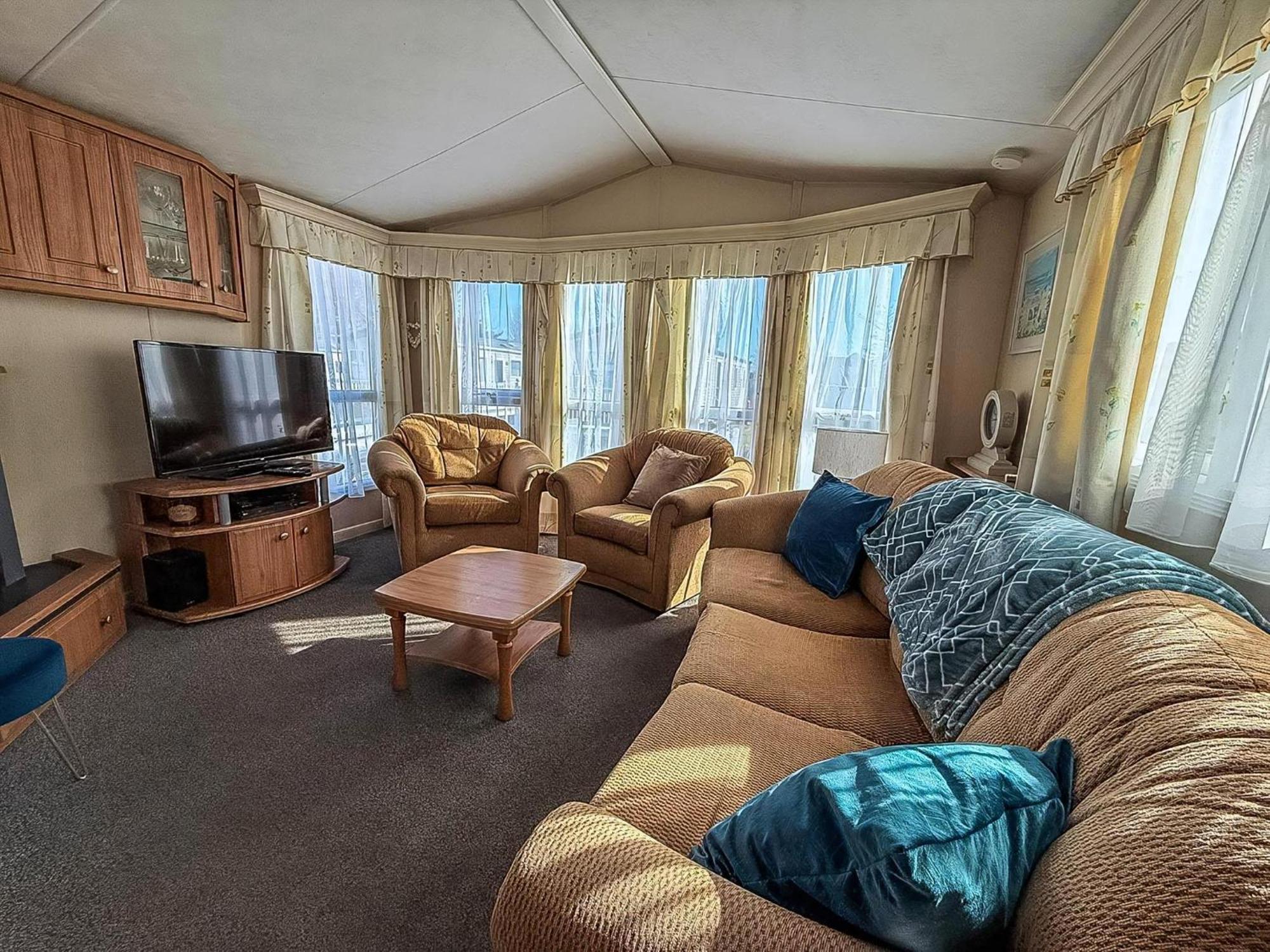 8 Berth Caravan With Decking To Hire At Naze Marine In Essex Ref 17045Nm ولتون - أون - ذى - ناز المظهر الخارجي الصورة