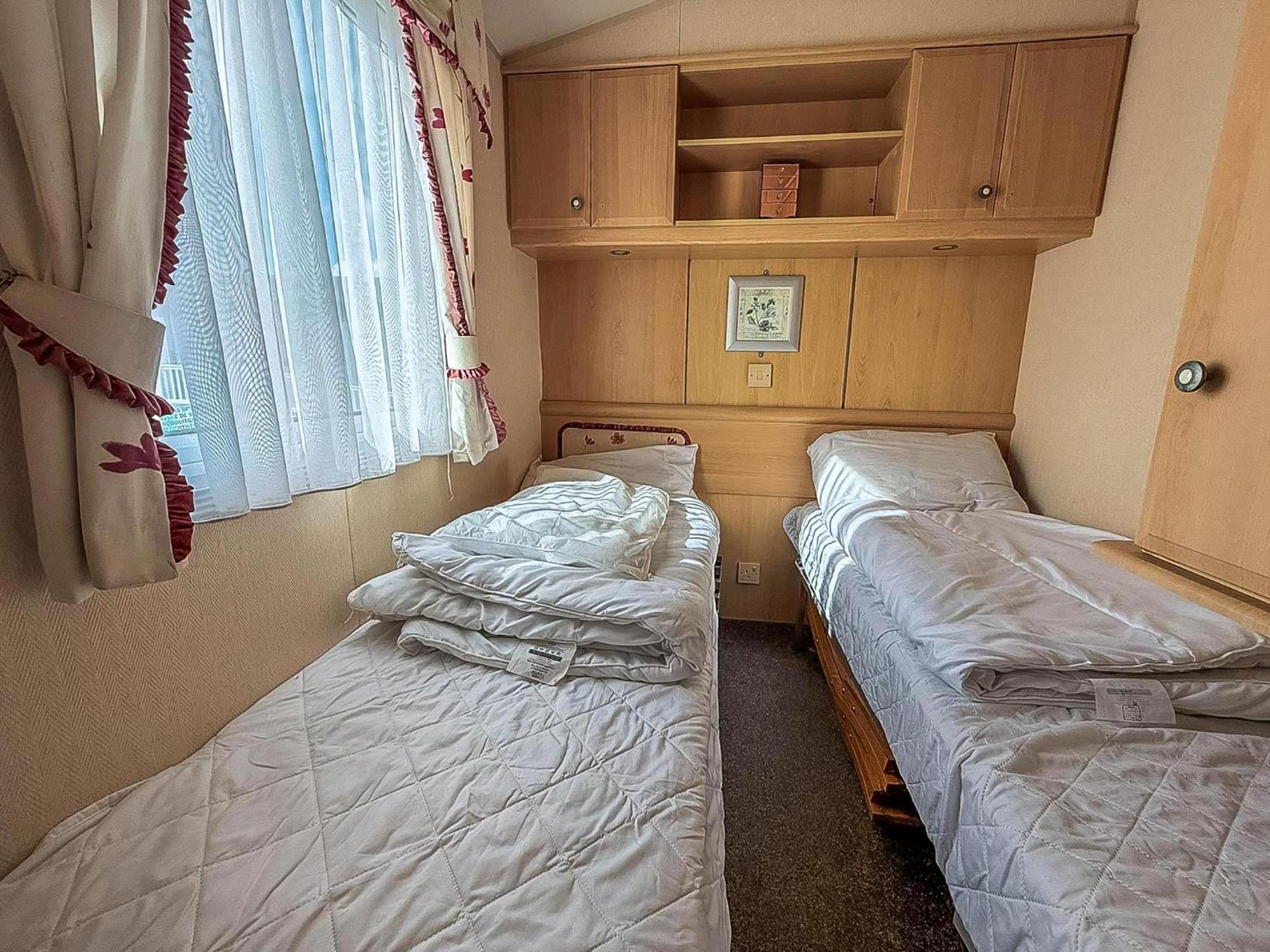 8 Berth Caravan With Decking To Hire At Naze Marine In Essex Ref 17045Nm ولتون - أون - ذى - ناز المظهر الخارجي الصورة