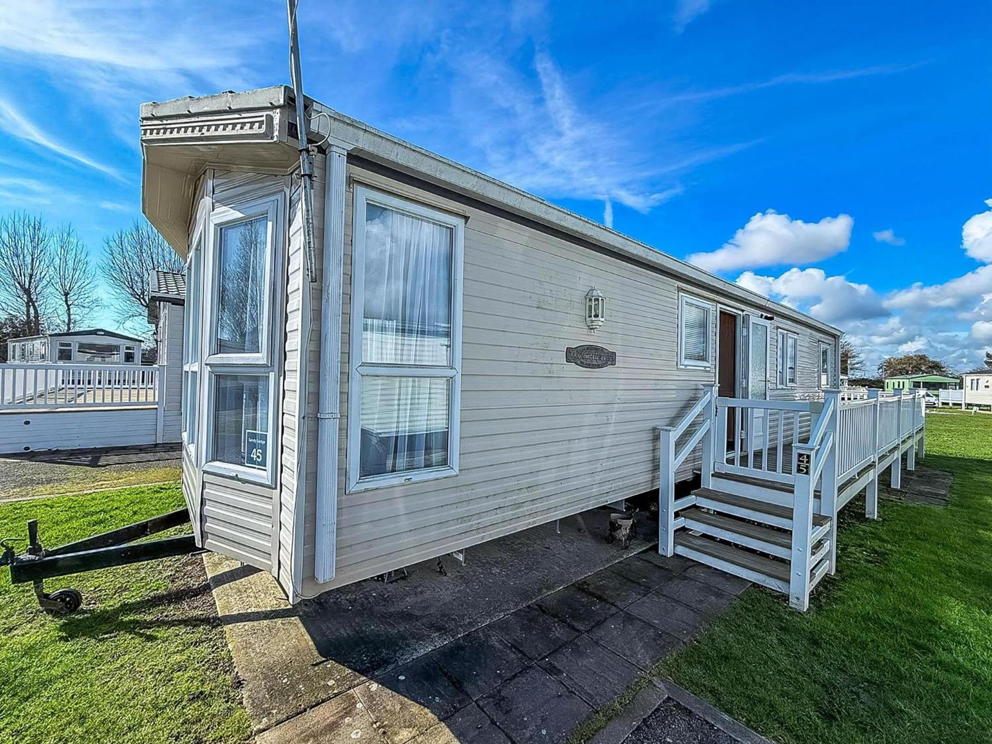8 Berth Caravan With Decking To Hire At Naze Marine In Essex Ref 17045Nm ولتون - أون - ذى - ناز المظهر الخارجي الصورة